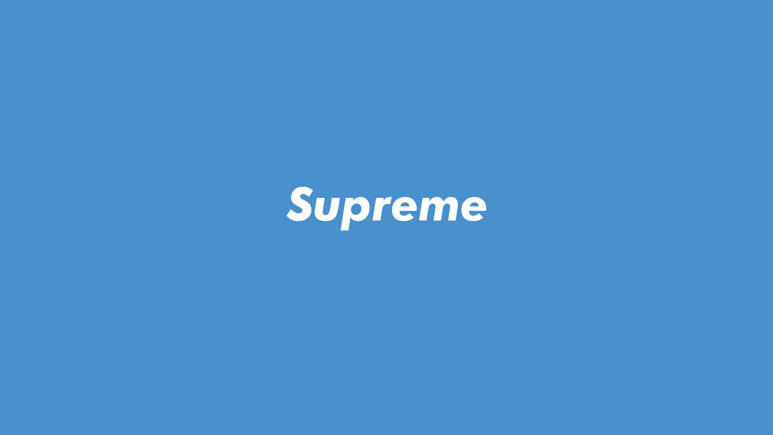 blue supreme 桌布 壁紙 — 大膽的白色「Supreme」標誌居中在純藍色背景上。
