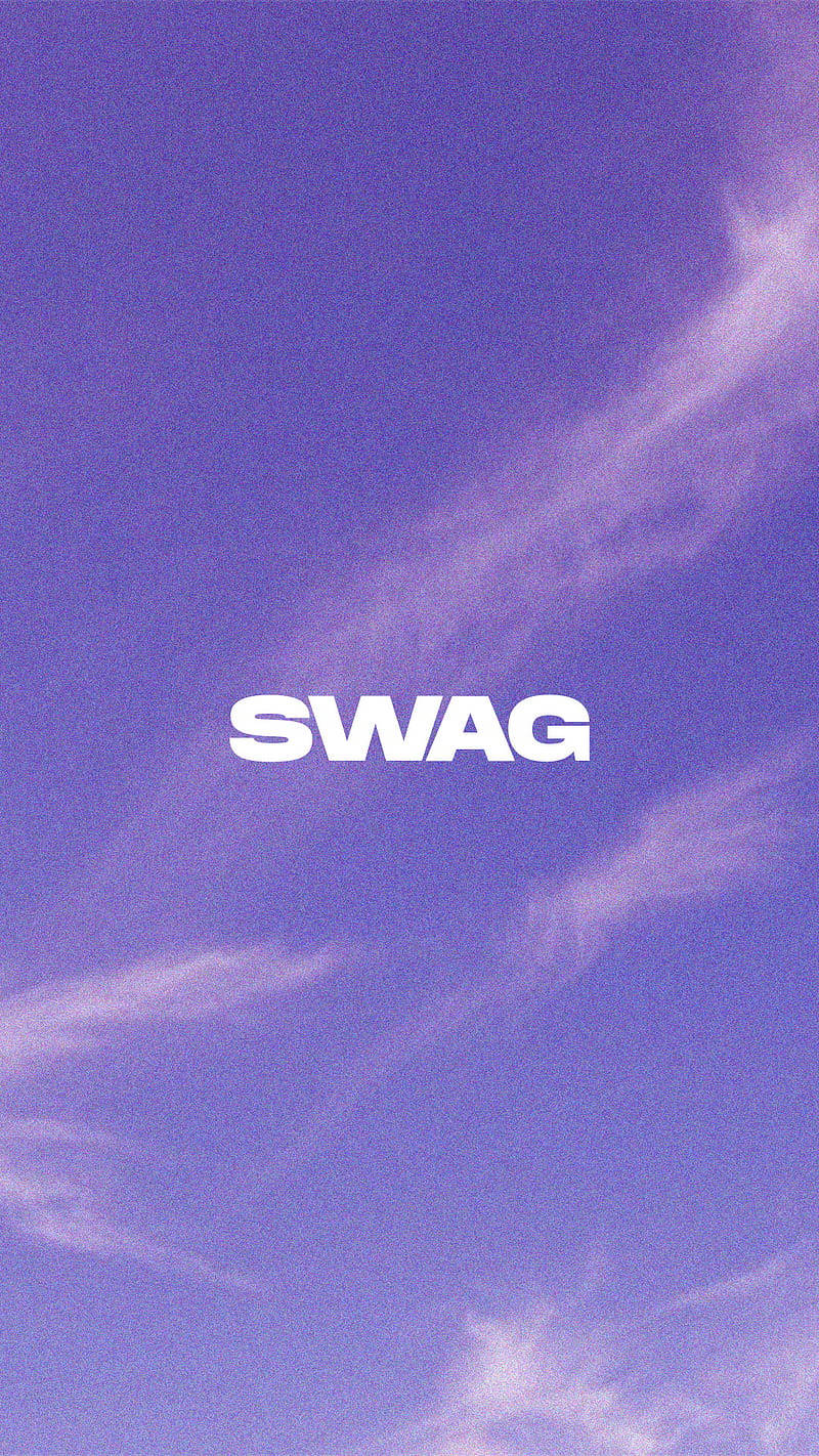 View 桌布 壁紙 — 大膽的白色「SWAG」文字漂浮在夢幻般的紫色天空上，天空中有縷縷薄雲。