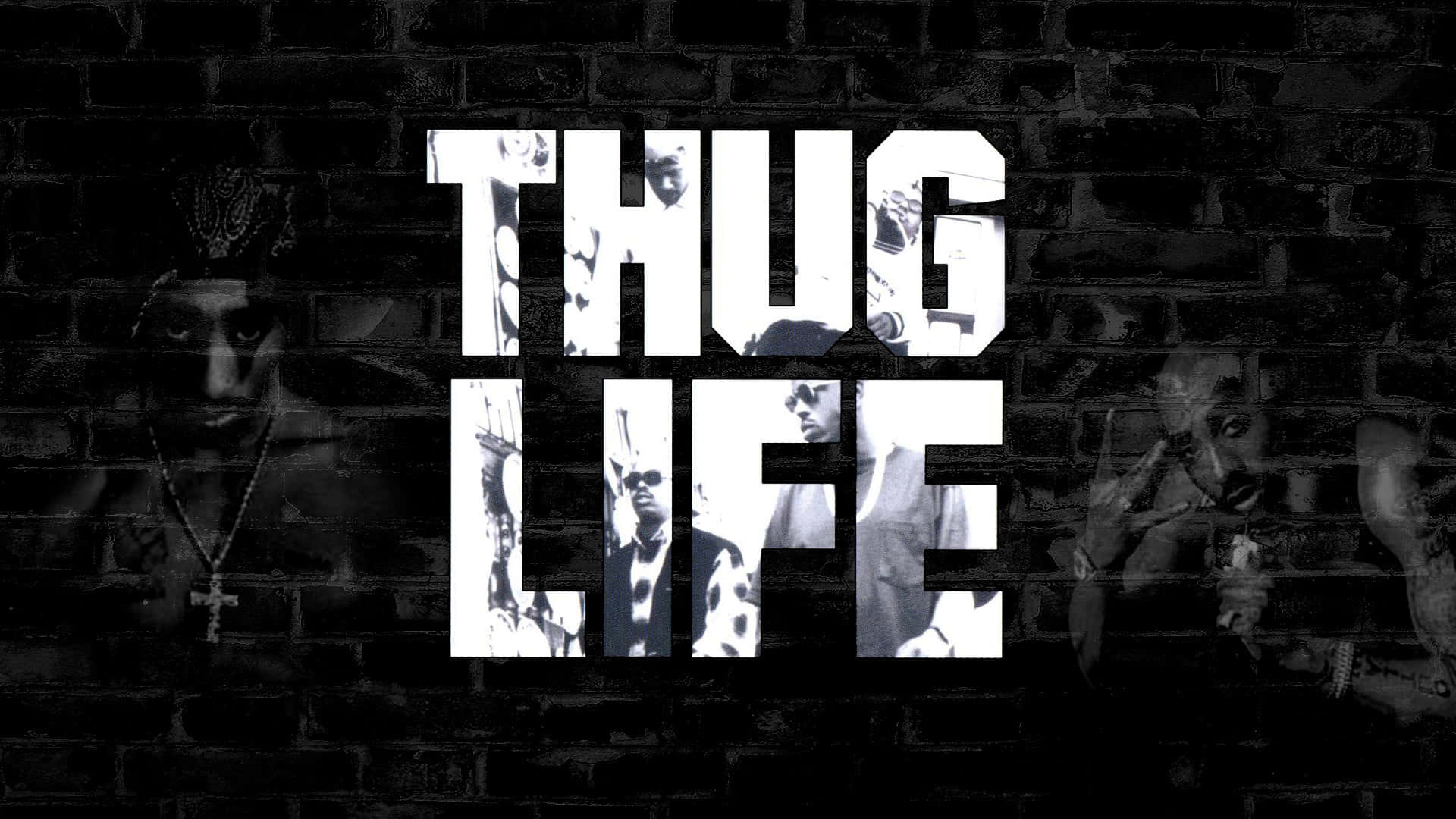 tupac 桌布 壁紙 — 大膽的白色 'THUG LIFE' 文字疊加在粗糙的黑色磚牆上，牆上有褪色的 Tupac Shakur 黑白肖像。
