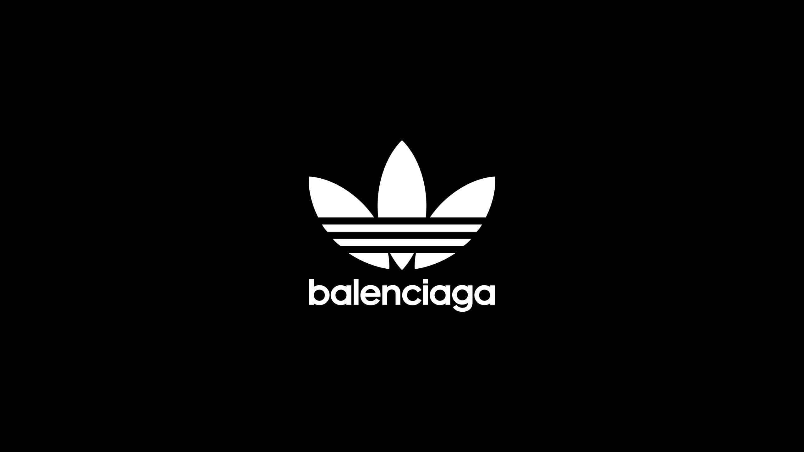 巴黎世家 桌布 壁紙 — 大膽的白色Adidas三葉草標誌，中央帶有'balenciaga'文字，置於 stark 黑色背景上。