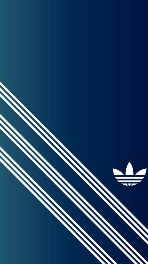 adidas iPhone 桌布 壁紙 — 大膽的白色adidas條紋斜向穿過漸變海軍藍背景，角落有三葉草標誌。