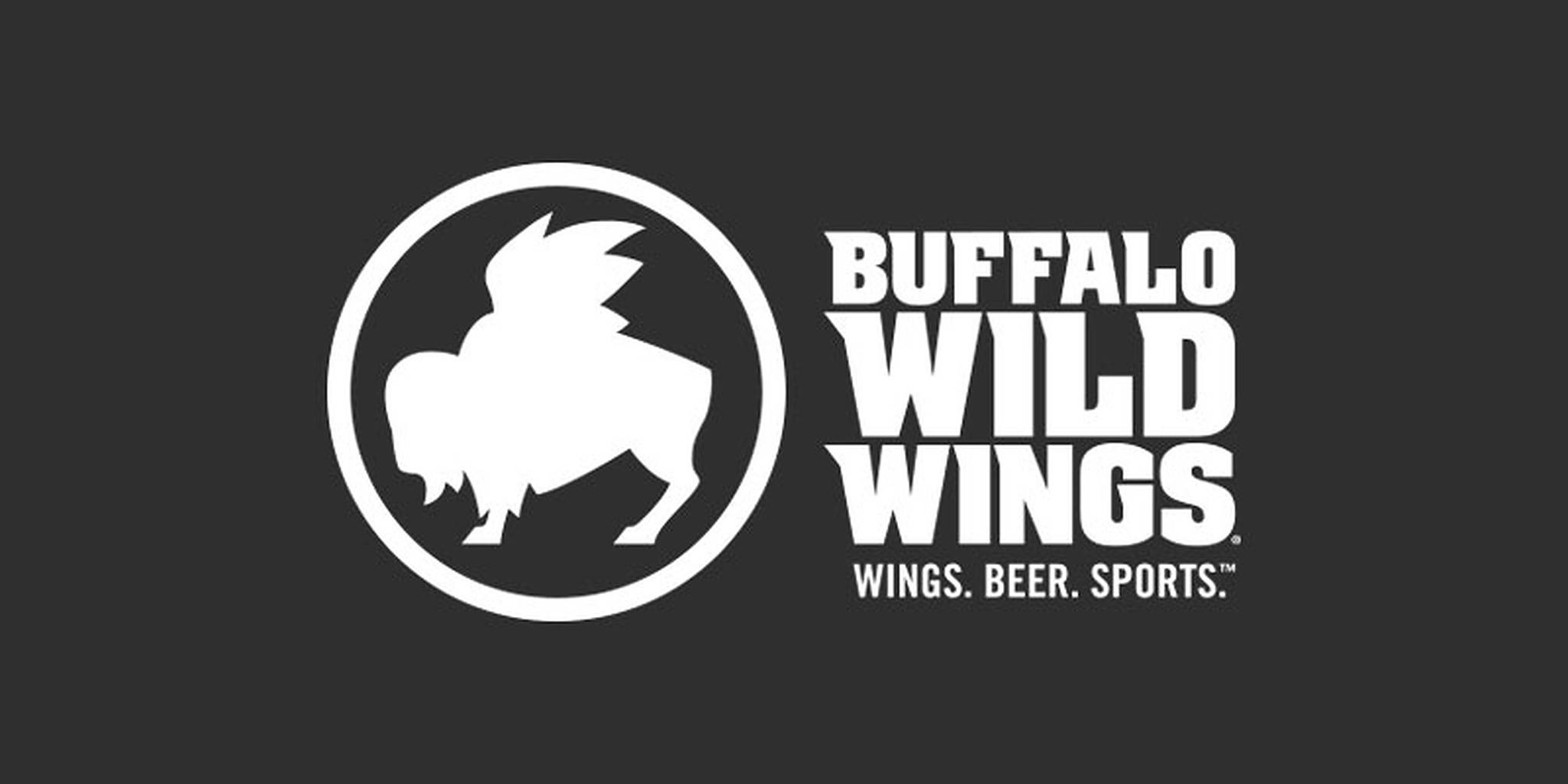 Wild 桌布 壁紙 — 大膽的白色Buffalo Wild Wings標誌，深灰色背景，帶有水牛剪影和標語。