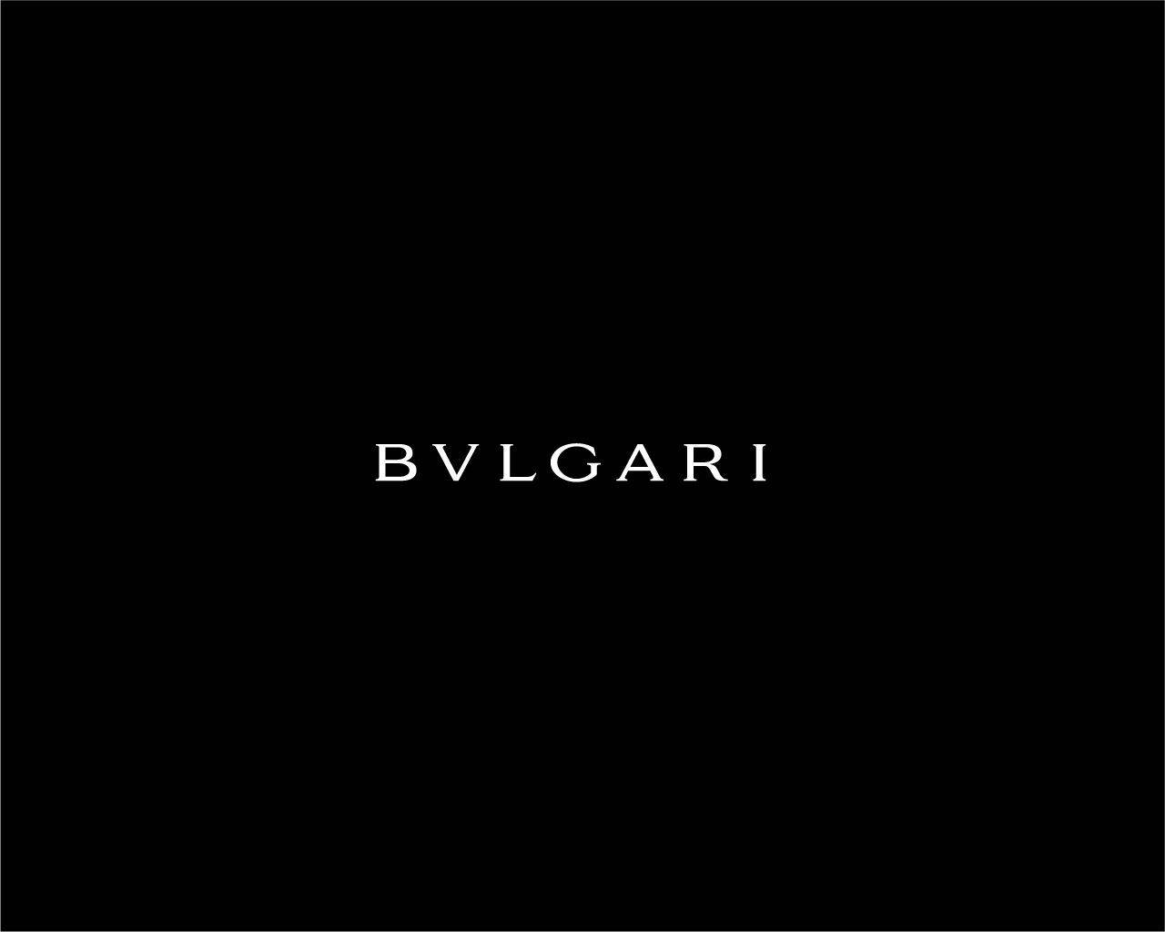 Bvlgari 桌布 壁紙 — 大膽的白色BVLGARI標誌居中在純黑色背景上，展現極簡優雅。