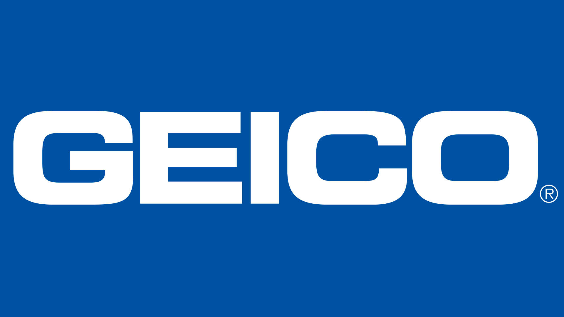 Geico 桌布 壁紙 — 大膽的白色GEICO標誌居中於純藍色背景上，帶有註冊商標符號。