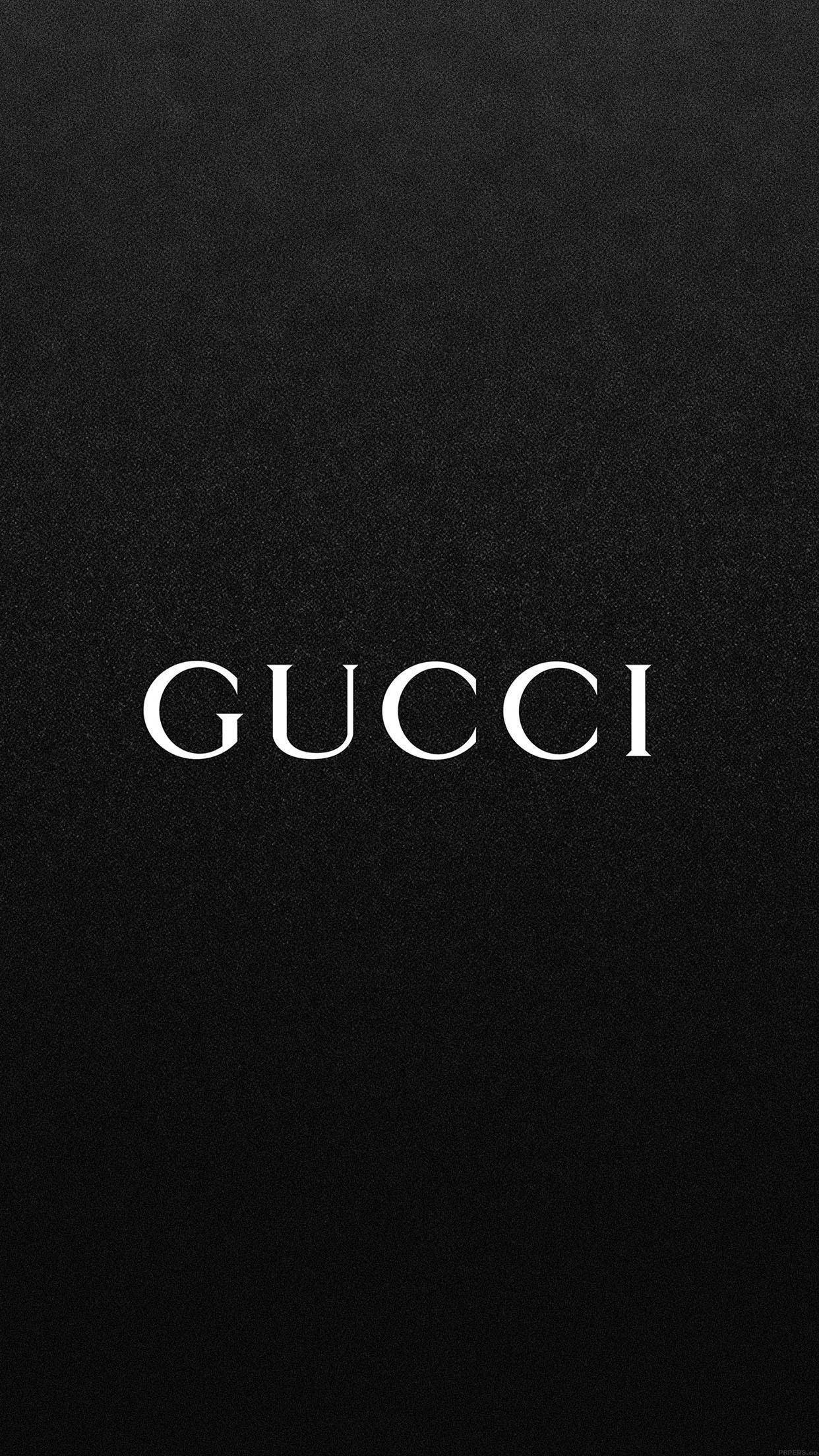 Gucci iPhone 桌布 壁紙 — 大膽的白色Gucci標誌居中於帶紋理的黑色背景上，展現極簡奢華美學。