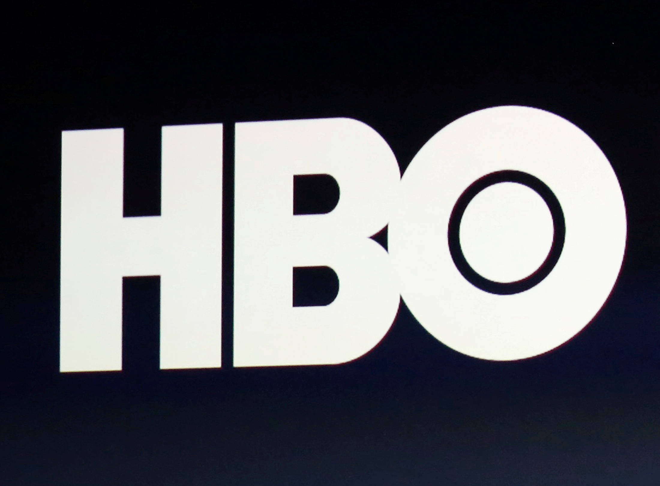 HBO 桌布 壁紙 — 大膽的白色HBO標誌在帶有微妙漸變的深黑色背景上發光。