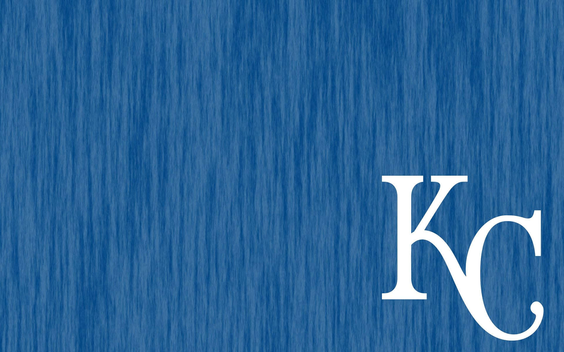 Kc Royals 桌布 壁紙 — 大膽的白色KC標誌在帶有垂直筆觸圖案的紋理藍色背景上脫穎而出。
