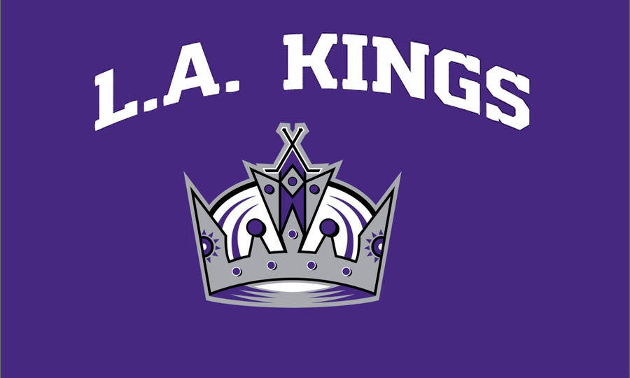 Los Angeles Kings 桌布 壁紙 — 大膽的白色L.A. Kings文字在純紫色背景上拱起，覆蓋一個精細的銀色和紫色皇冠標誌。