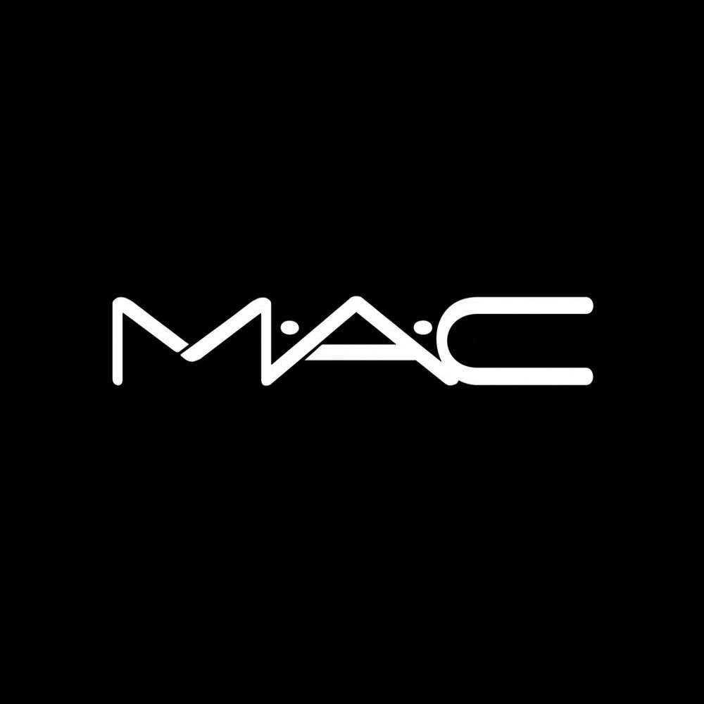 Mac Cosmetics 桌布 壁紙 — 大膽的白色MAC標誌居中在純黑色背景上，搭配極簡幾何字體。