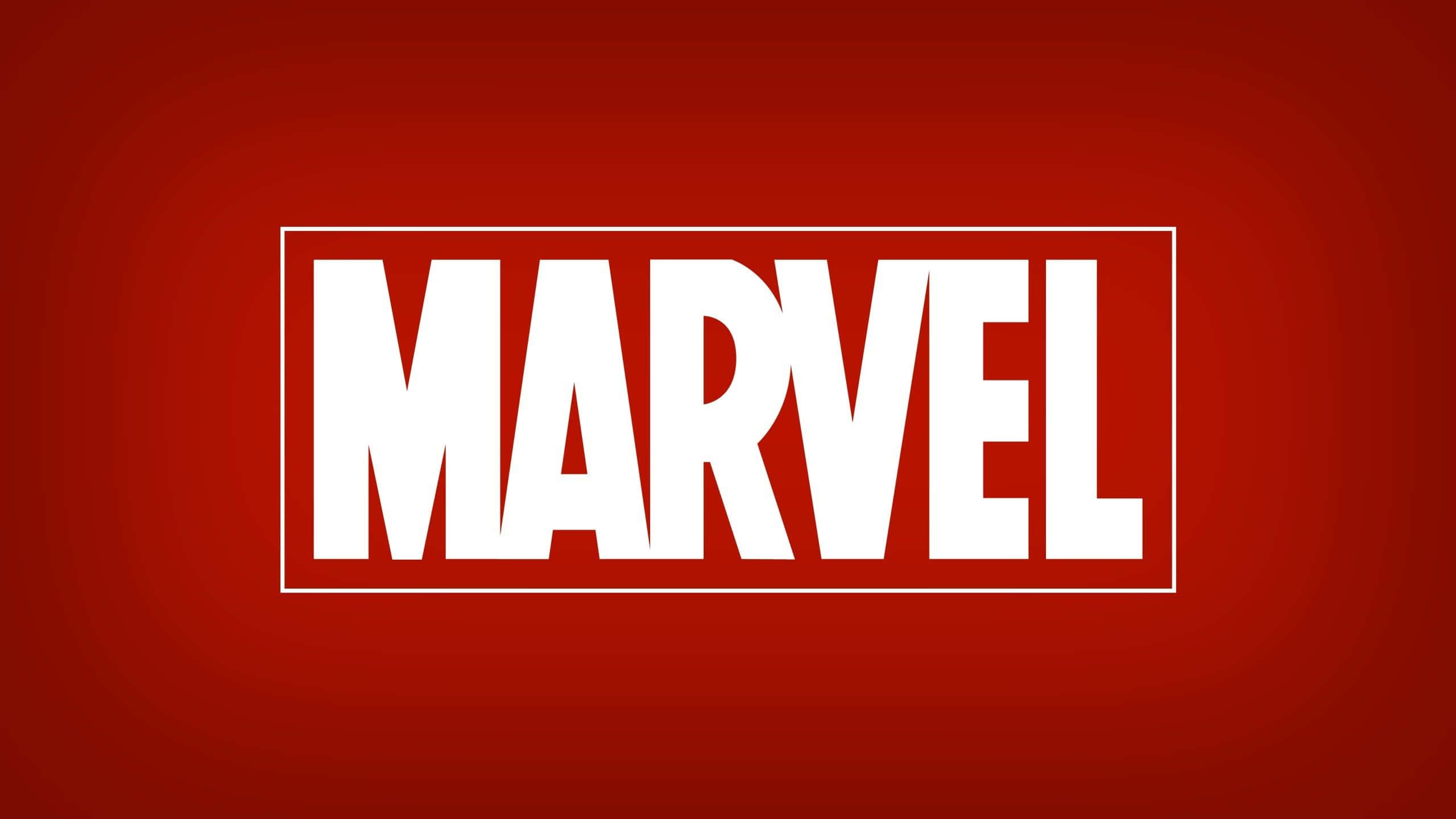 Marvel Comics 2560x1440 桌布 壁紙 — 大膽的白色Marvel標誌居中於白色矩形內，背景為豐富的紅色漸變。