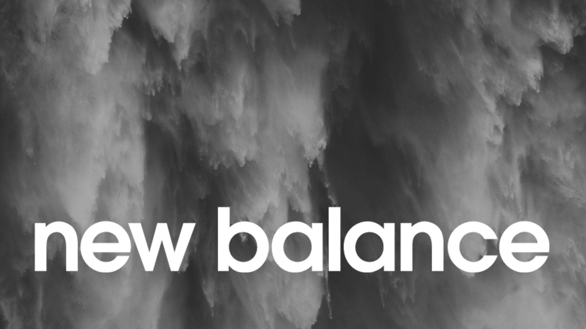 New 桌布 壁紙 — 大膽的白色New Balance標誌置中於戲劇性的灰階抽象煙霧背景上。
