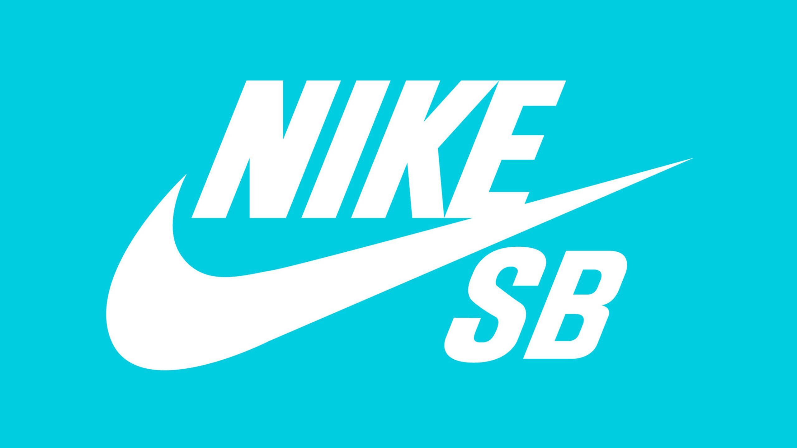 酷炫耐吉 桌布 壁紙 — 大膽的白色Nike SB標誌，搭配充滿活力的青綠色背景和簡潔的現代字體。