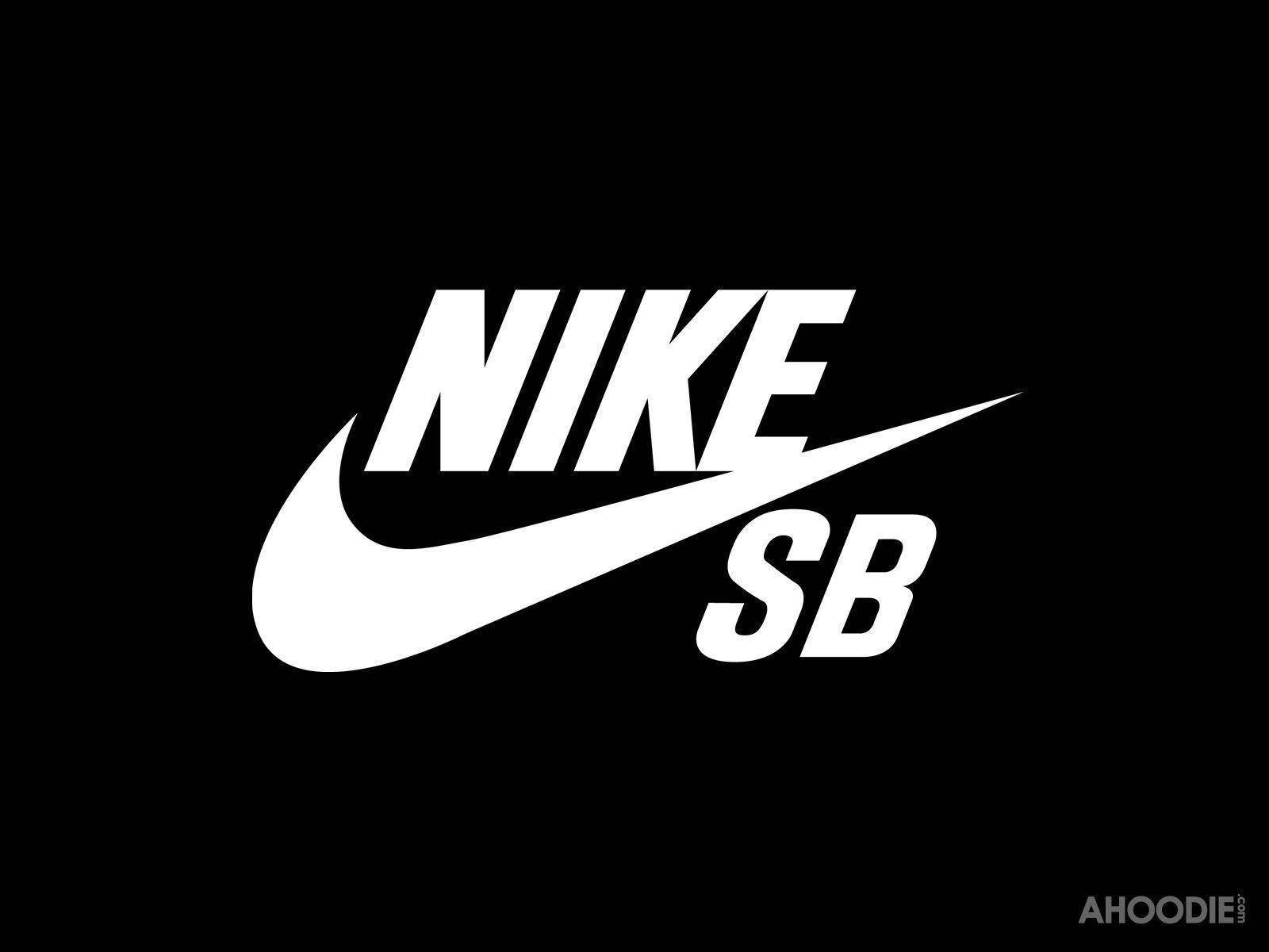 酷炫耐吉 桌布 壁紙 — 大膽的白色Nike SB標誌居中於純黑色背景上，設計簡潔極簡。