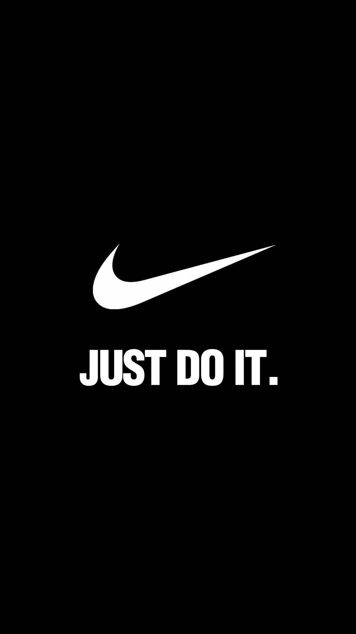 Nike iPhone 桌布 壁紙 — 大膽的白色Nike勾勾和「JUST DO IT.」標語居中在純黑背景上。