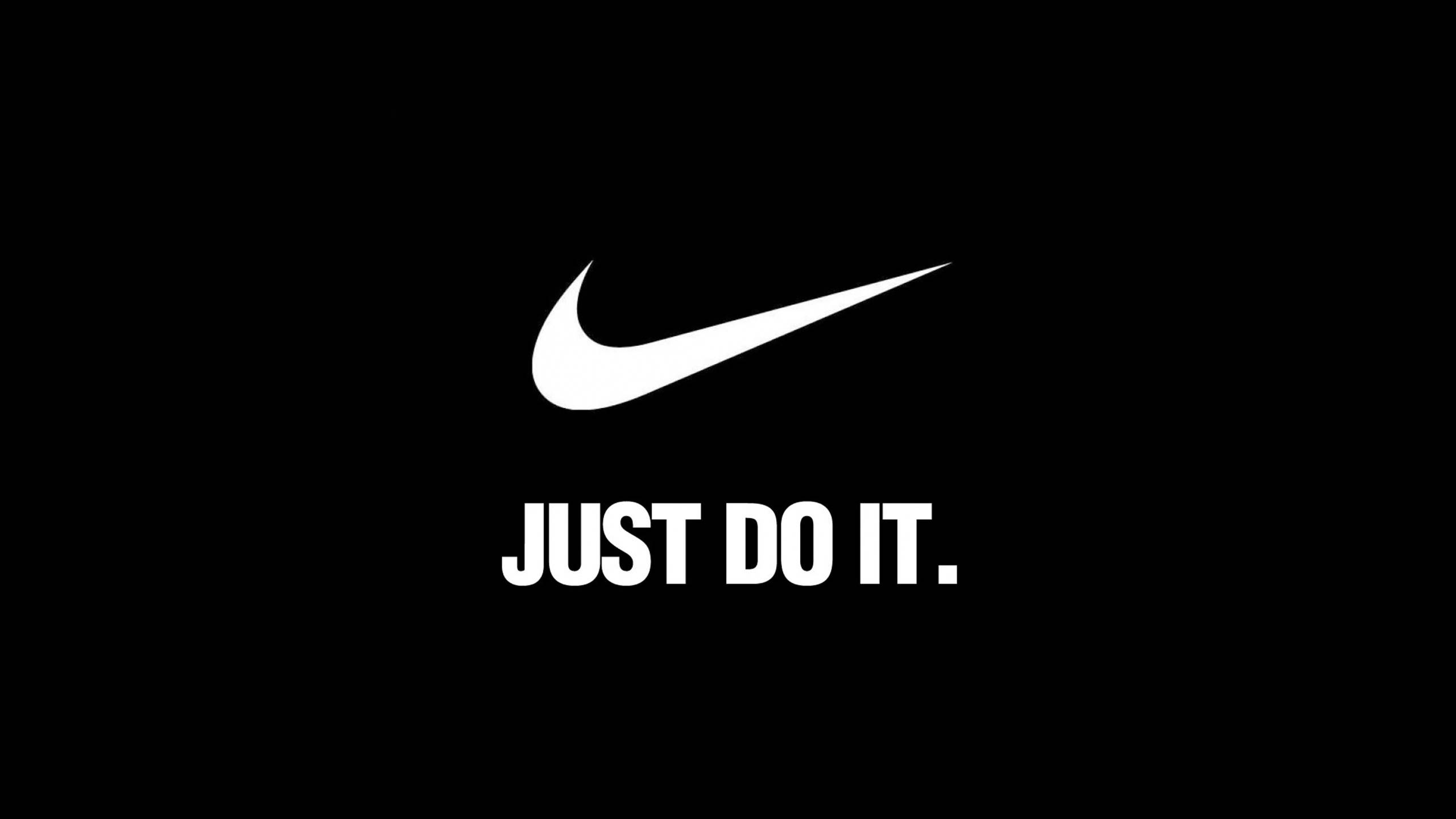 Just Do It 桌布 壁紙 — 大膽的白色Nike勾號和標語JUST DO IT在純黑背景上。