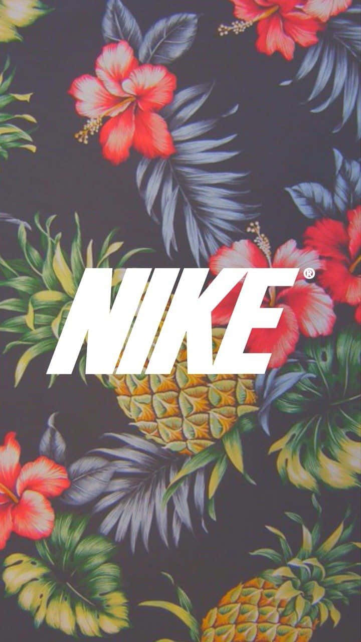 Swag iPhone 桌布 壁紙 — 大膽的白色Nike標誌置中於熱帶圖案上，圖案包括紅色芙蓉花、鳳梨和茂盛的綠葉，背景為深色。