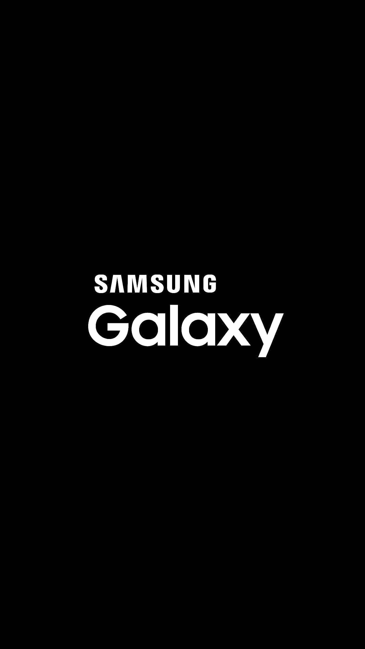 三星 桌布 壁紙 — 大膽的白色Samsung Galaxy標誌居中於純黑色背景上。