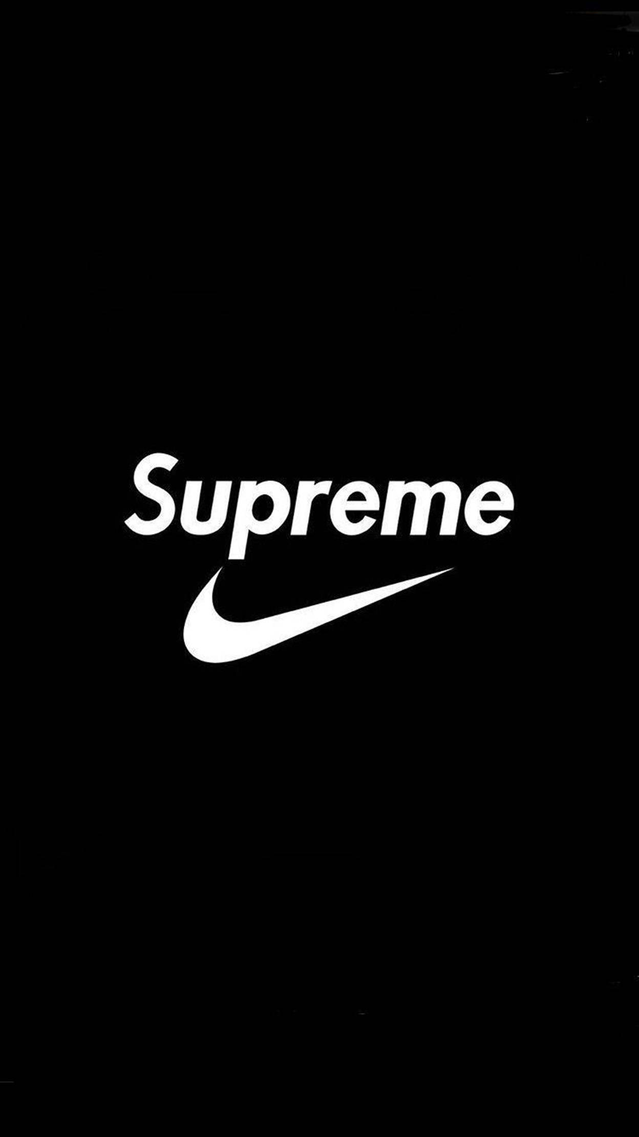 dope iPhone 桌布 壁紙 — 大膽的白色Supreme和Nike標誌居中在鮮明的黑色背景上。