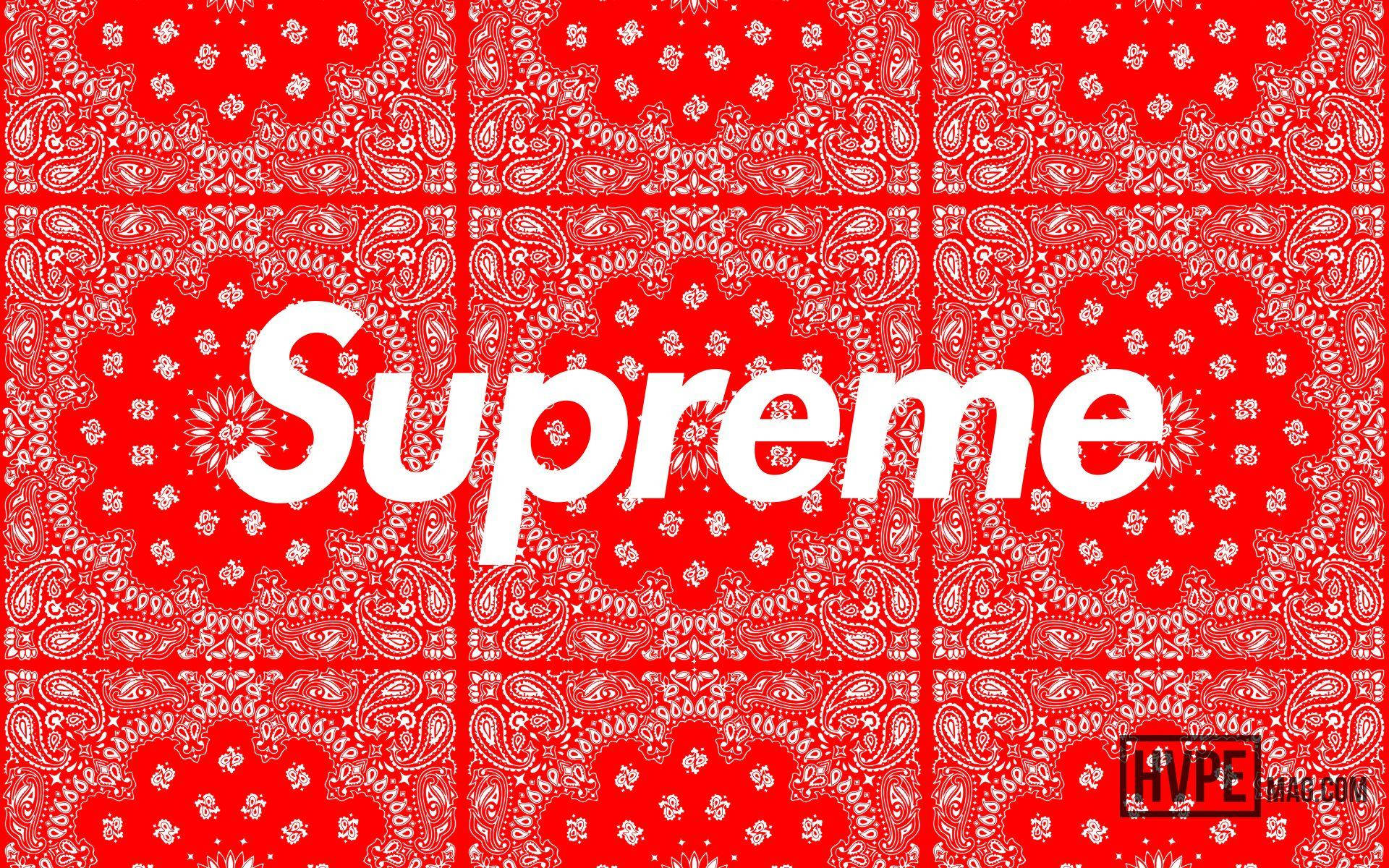 supreme 桌布 壁紙 — 大膽的白色Supreme標誌居中在充滿活力的紅色頭巾圖案背景上。