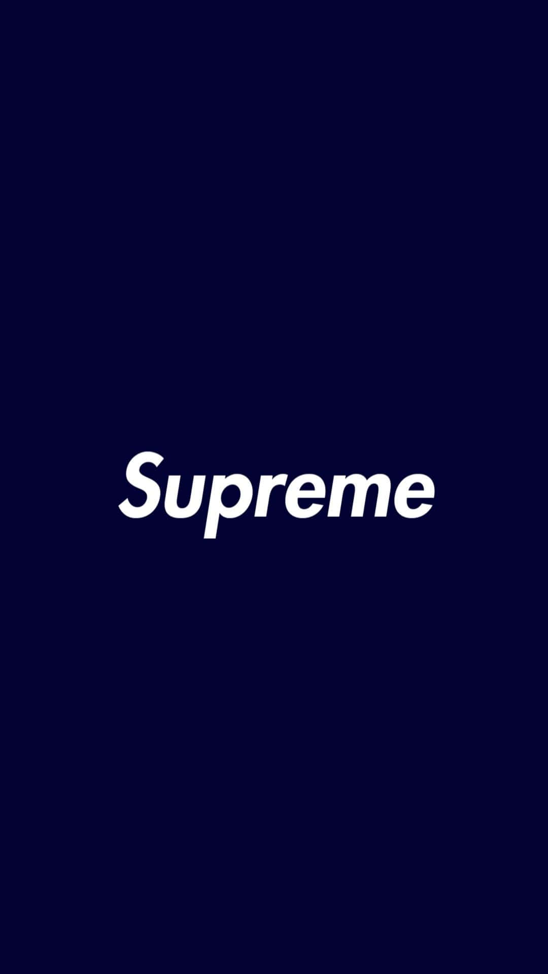 blue supreme 桌布 壁紙 — 大膽的白色Supreme標誌居中於純海軍藍背景上。