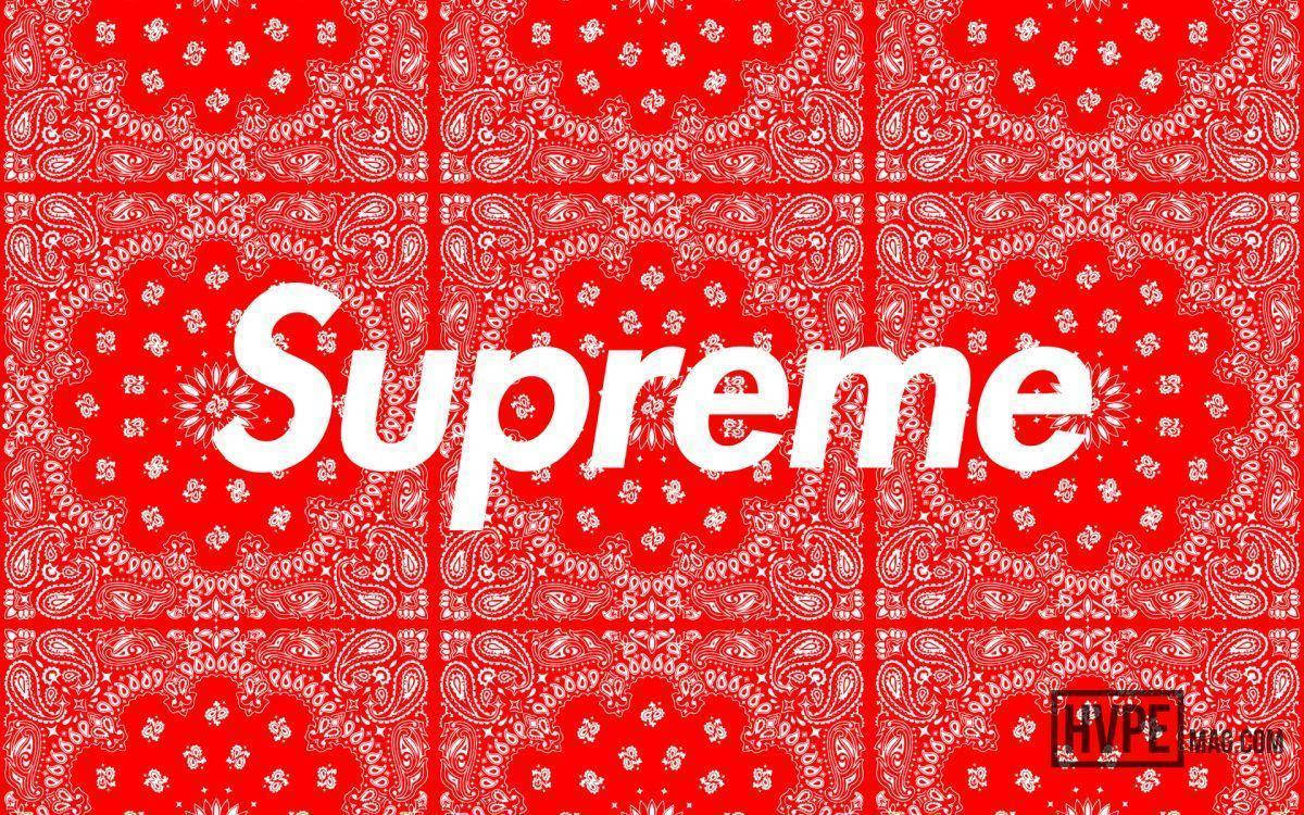 supreme 桌布 壁紙 — 大膽的白色Supreme標誌居中在充滿活力的紅色頭巾圖案背景上。