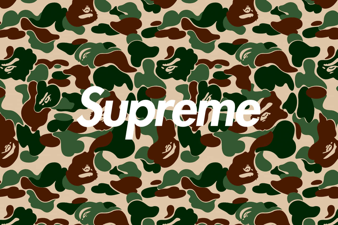 Bape 動態 桌布 壁紙 — 大膽的白色Supreme標誌居中於迷彩圖案上，包含綠色、棕色和米色色調以及猿頭圖案。