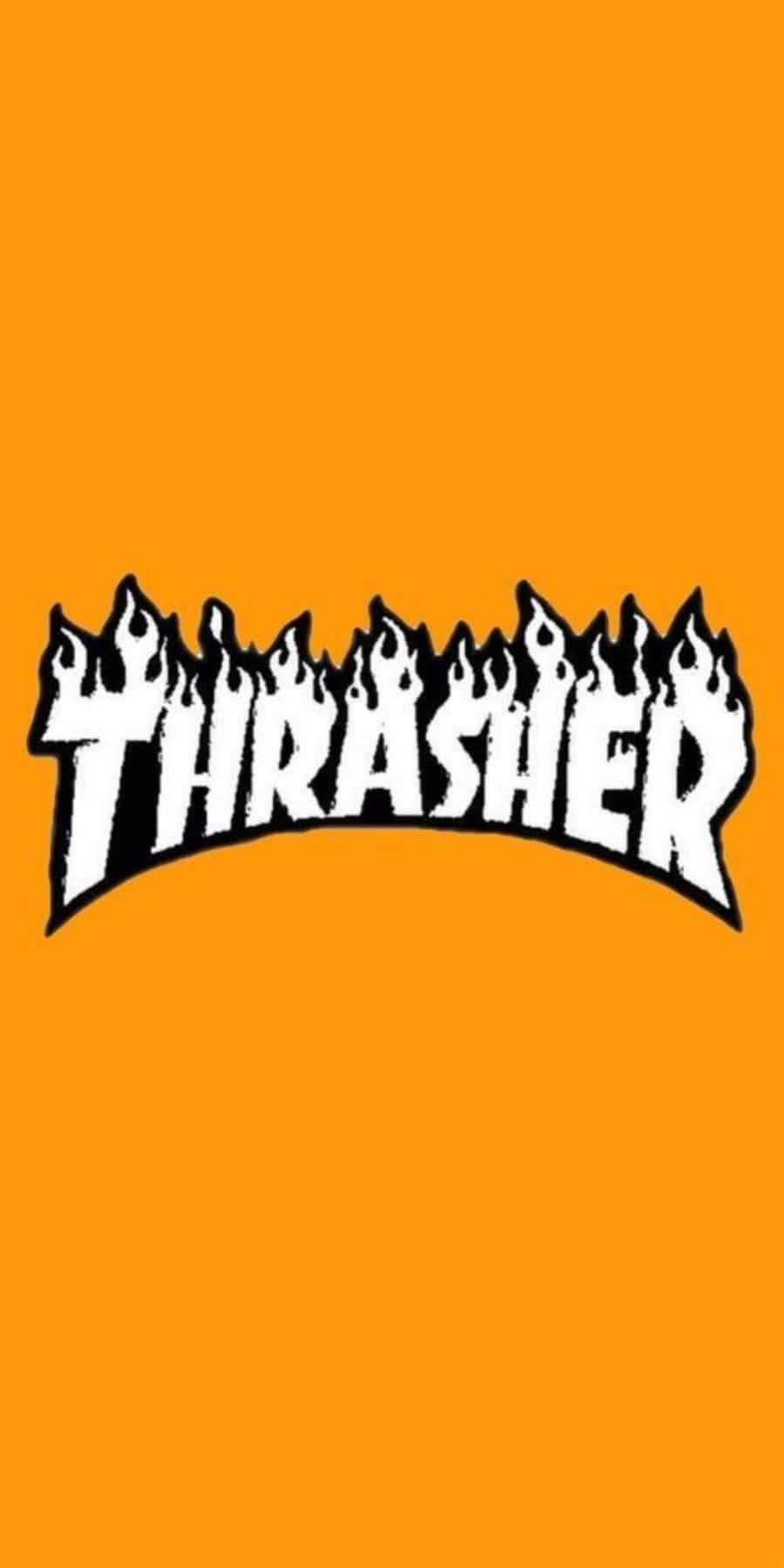 Thrasher 桌布 壁紙 — 大膽的白色Thrasher標誌，火焰邊緣居中在純橙色背景上。