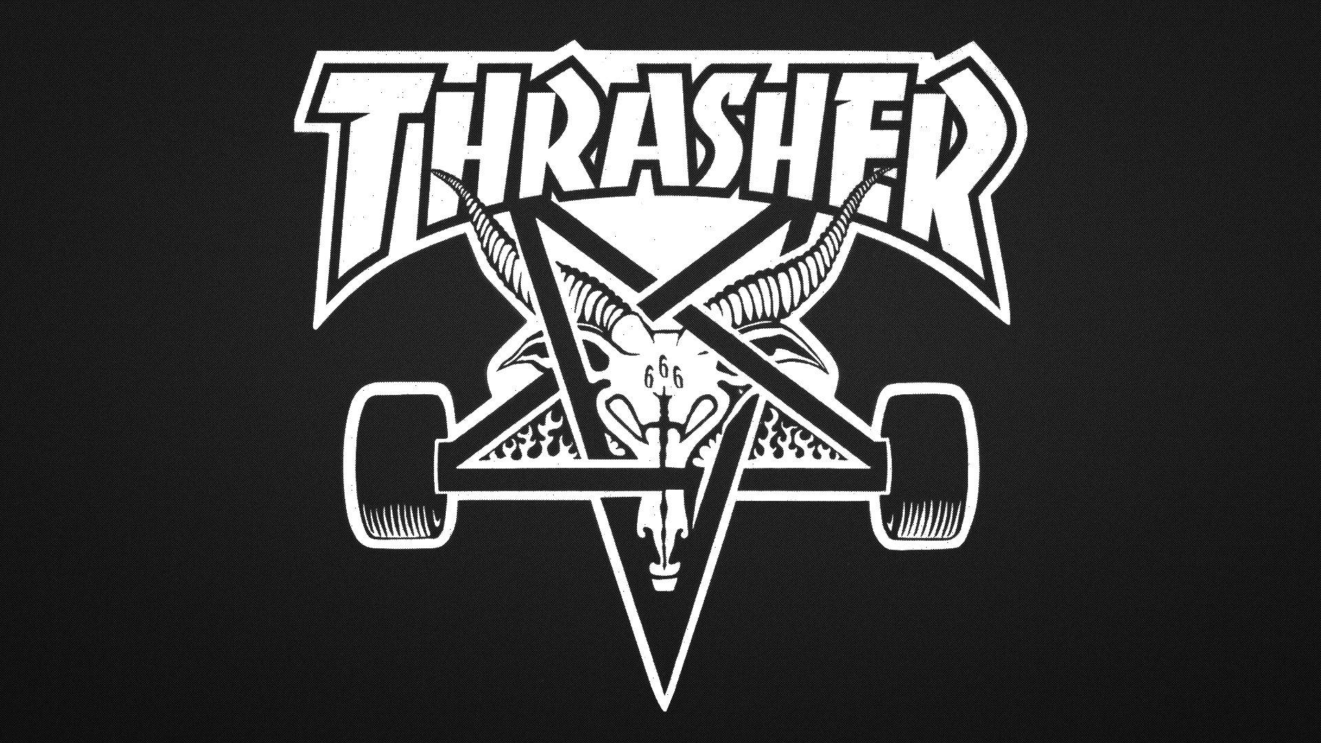 五芒星 桌布 壁紙 — 大膽的白色Thrasher標誌，帶有山羊頭骨和滑板，背景為黑色。