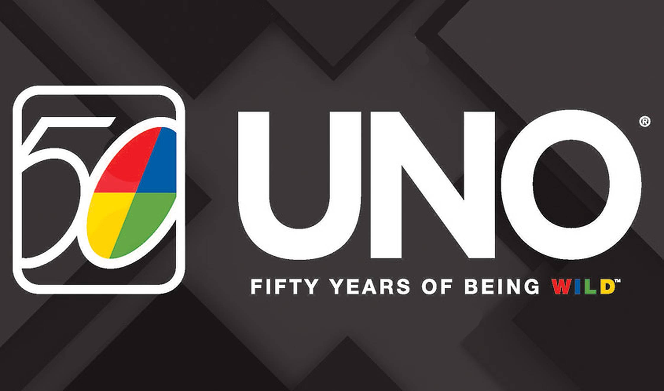 Uno 桌布 壁紙 — 大膽的白色UNO標誌，搭配色彩繽紛的50週年紀念徽章，置於深色幾何背景上。