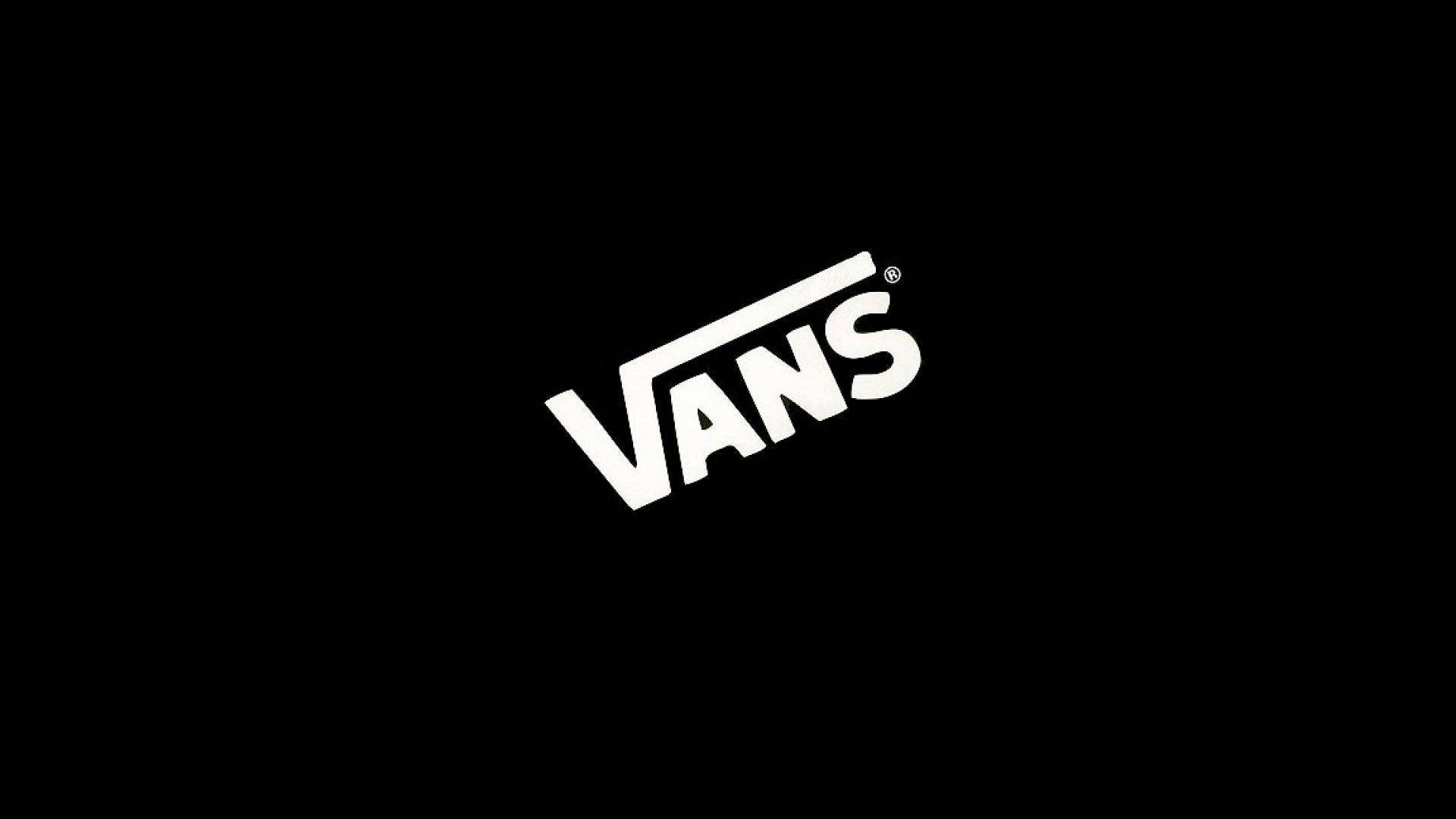 Vans 桌布 壁紙 — 大膽的白色Vans標誌居中在純黑色背景上，設計簡潔極簡。
