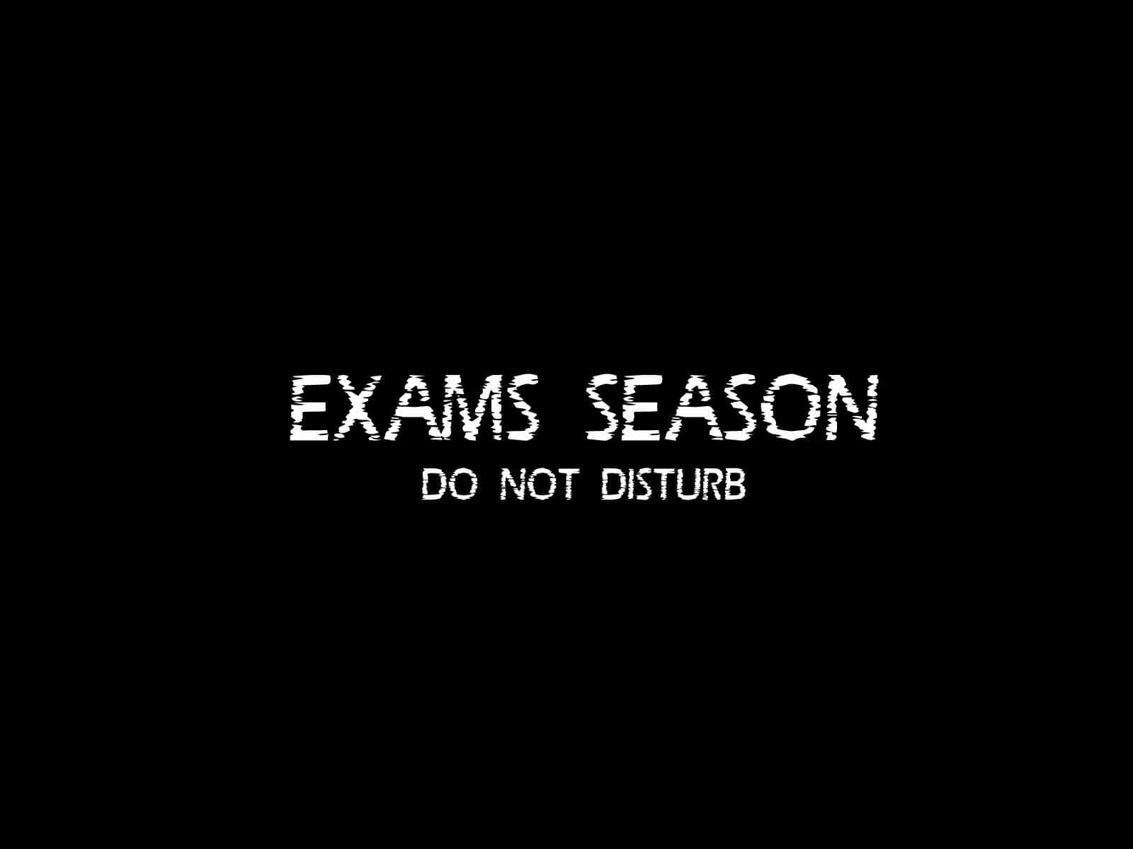 Test 桌布 壁紙 — 大膽的白色像素文字在純黑色背景上顯示考試季節請勿打擾。