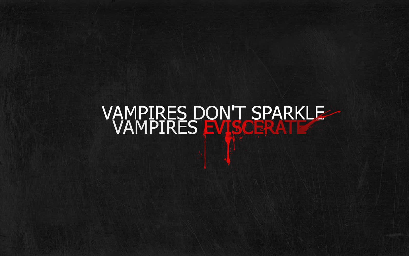 Vampire Aesthetic 桌布 壁紙 — 大膽的白色和紅色文字在刮花的黑板紋理和滴血效果背景下宣告「吸血鬼不會閃閃發光，吸血鬼會開膛破肚」。