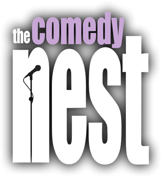 標誌 桌布 壁紙 — 大膽的白色和紫色文字拼出「the Comedy Nest」，字母「n」內有一個麥克風圖示，背景為黑色。