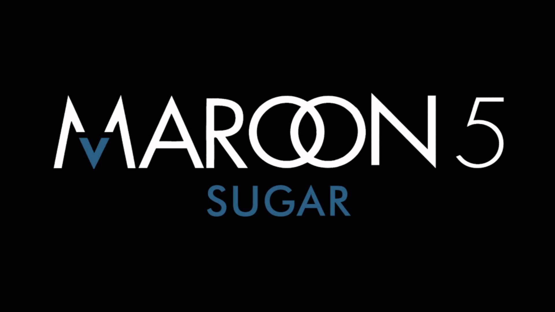 標誌 桌布 壁紙 — 大膽的白色和藍色 Maroon 5 Sugar 標誌，置中在鮮明的黑色背景上。