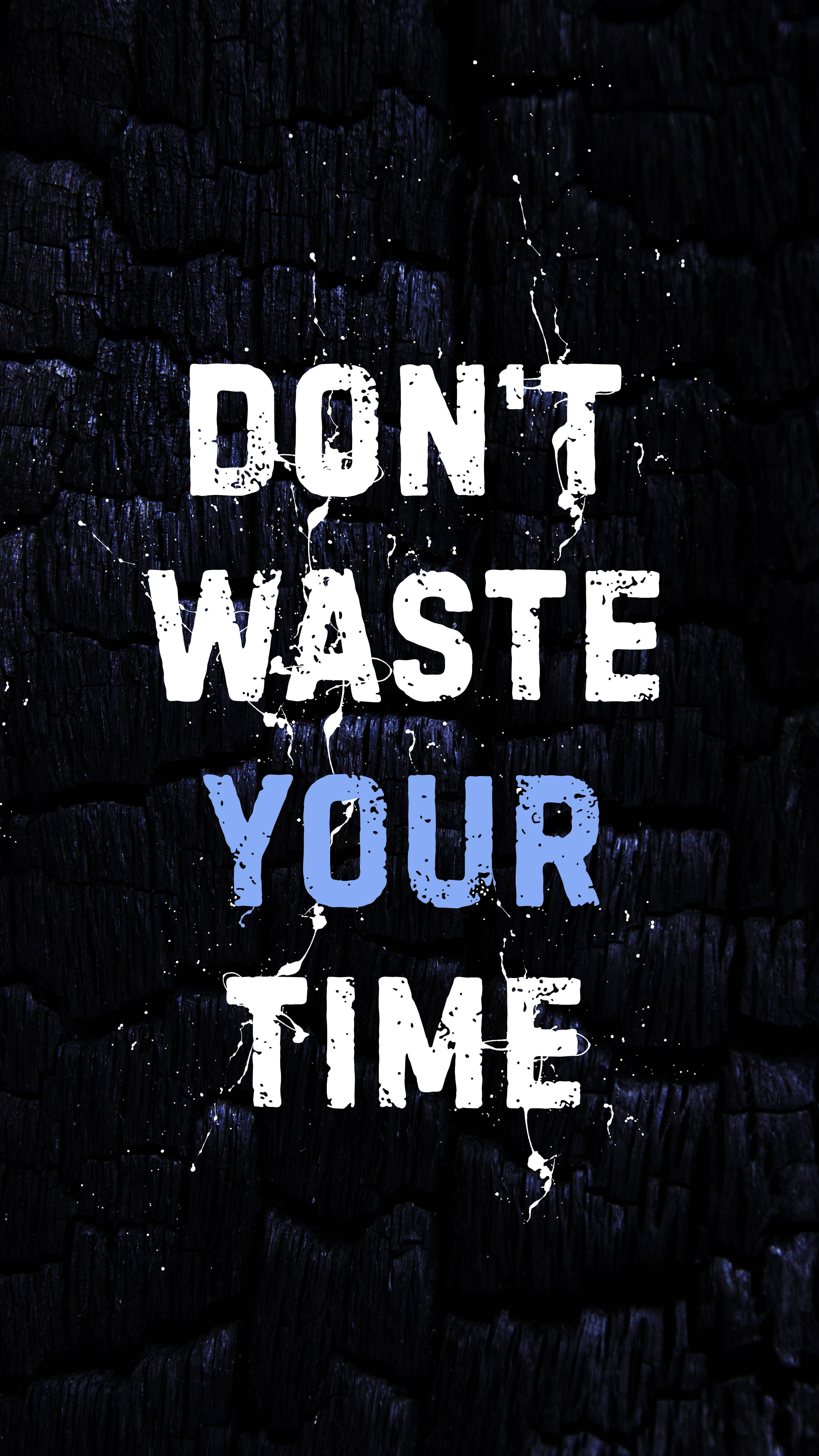 4K iPhone 11 桌布 壁紙 — 大膽的白色和藍色文字寫著「DON'T WASTE YOUR TIME」，潑灑在深色紋理木炭背景上。