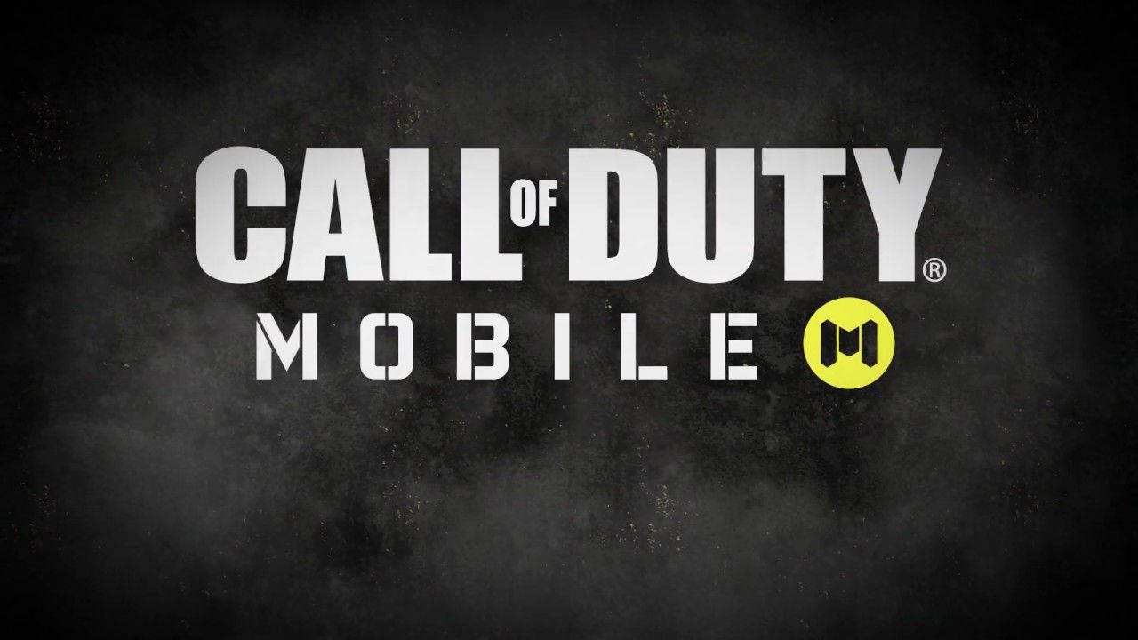 Call 桌布 壁紙 — 大膽的白色和黃色 Call of Duty Mobile 標誌在粗糙的深色紋理背景上脫穎而出。
