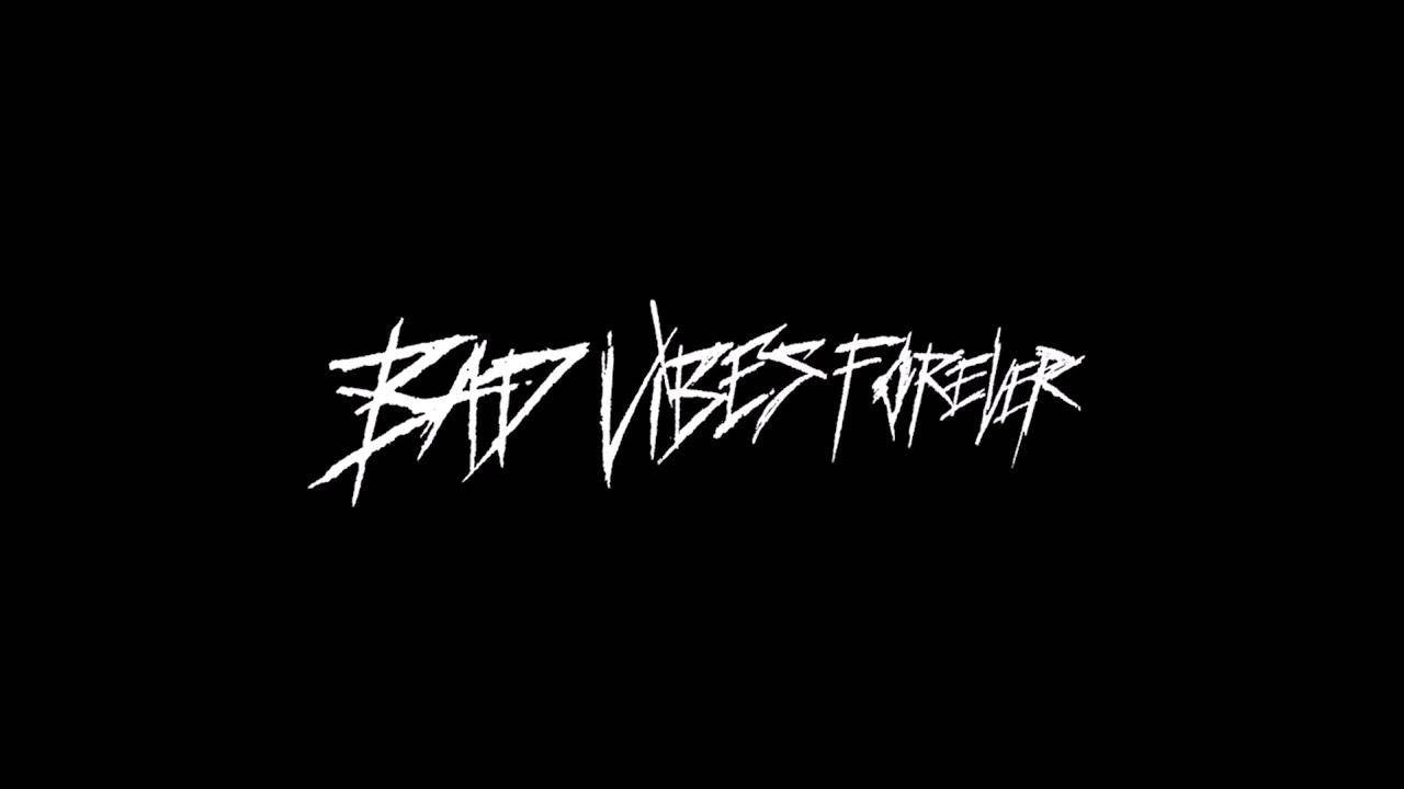 氛圍 桌布 壁紙 — 大膽的白色塗鴉風格文字在純黑色背景上寫著bad vibes forever。