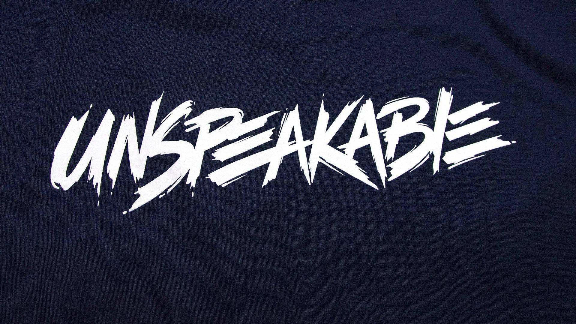 遊戲 桌布 壁紙 — 大膽的白色塗鴉風格文字拼寫「UNSPEAKABLE」主導了深海軍藍色織物表面。