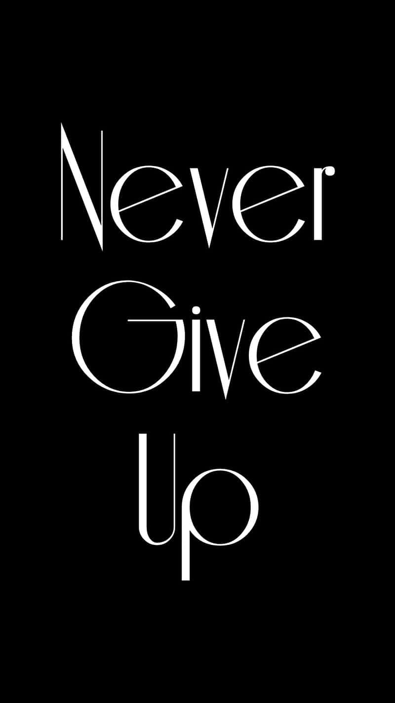 iPhone 11 Pro Black 桌布 壁紙 — 大膽的白色字體在純黑色背景上拼出「Never Give Up」，字體優雅。