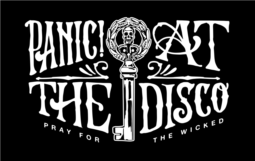 恐慌 桌布 壁紙 — 大膽的白色字體拼出 Panic! At The Disco，並帶有骷髏裝飾的鑰匙標誌，背景為純黑色。