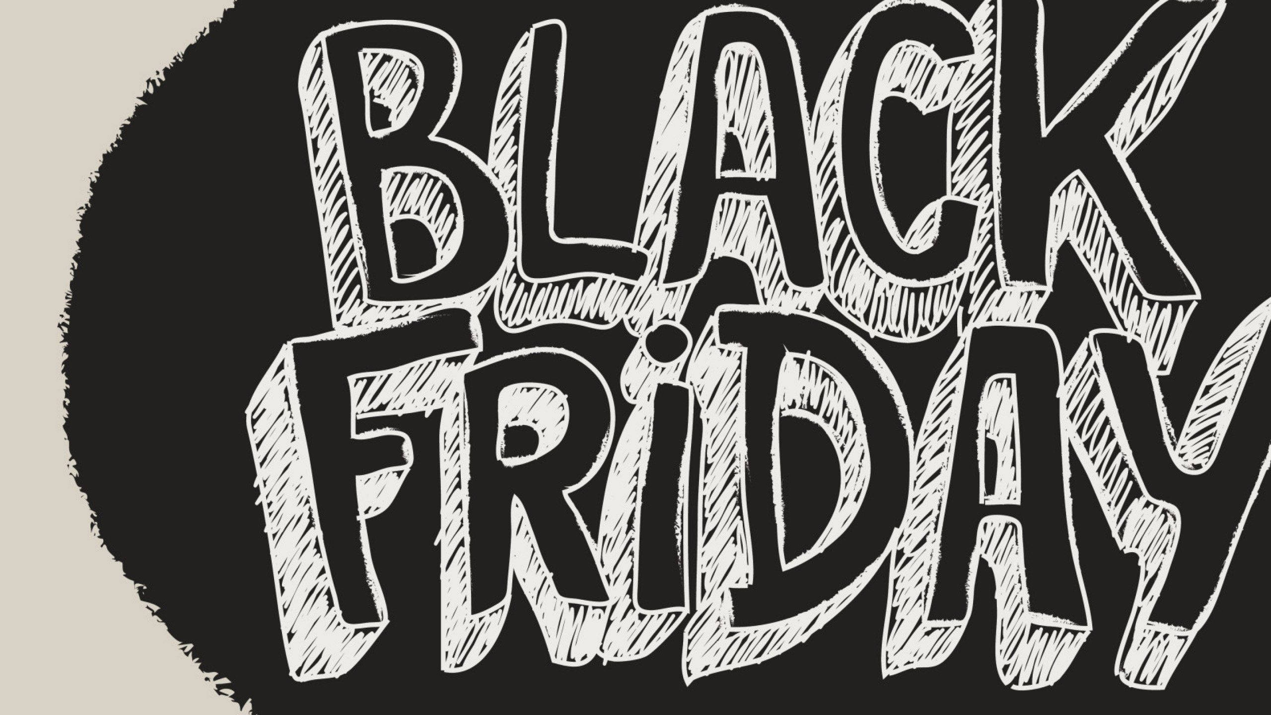 Friday 桌布 壁紙 — 大膽的白色手繪 'BLACK FRIDAY' 文字，帶有素描質感，在米色背景上的黑色圓形背景中脫穎而出。