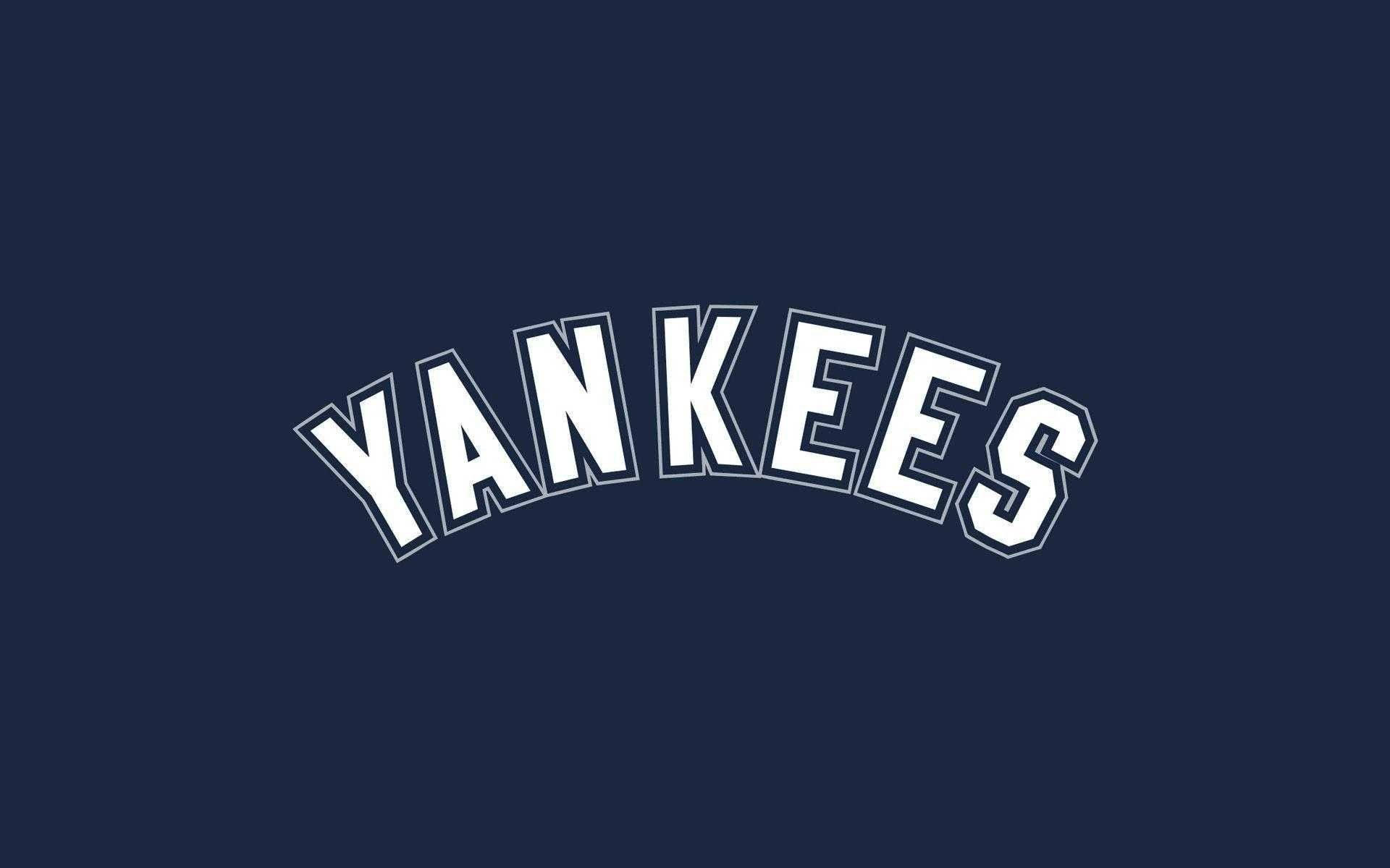 New 桌布 壁紙 — 大膽的白色拱形「YANKEES」文字在純海軍藍背景下脫穎而出。