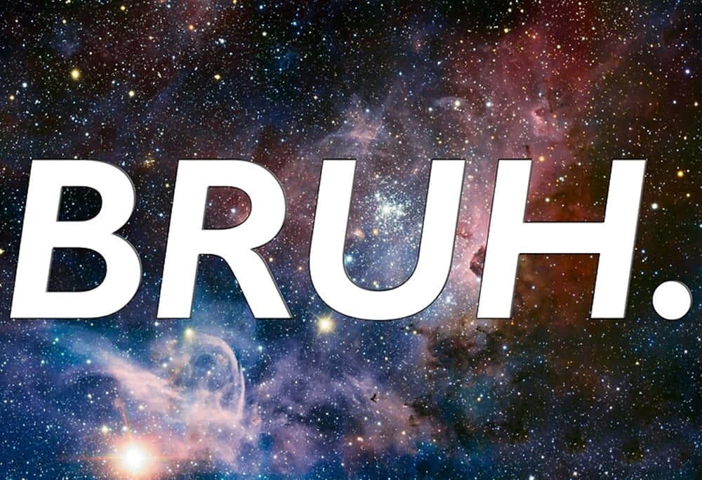 meme 桌布 壁紙 — 大膽的白色文字 BRUH 主導了一個充滿星星和旋轉紫色、粉紅色和藍色雲朵的充滿活力的宇宙星雲。