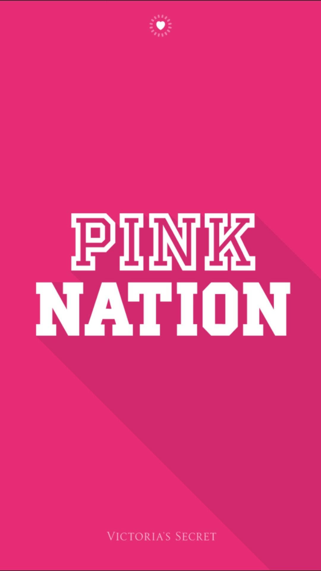victoria 桌布 壁紙 — 大膽的白色文字在充滿活力的粉紅色背景上顯示PINK NATION，帶有對角線陰影效果和Victoria's Secret品牌標誌。