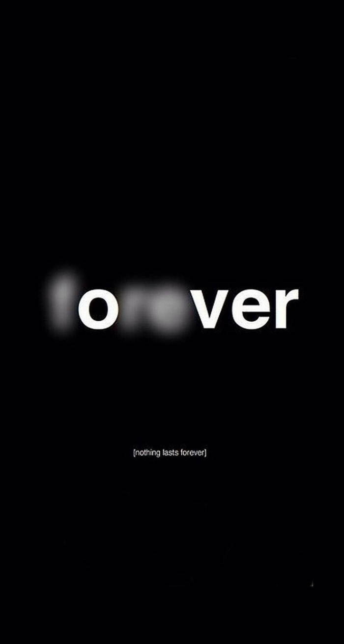 iPhone 桌布 壁紙 — 大膽的白色文字拼出「forever」，字母模糊，襯托在鮮明的黑色背景上，下方有一個小副標題。