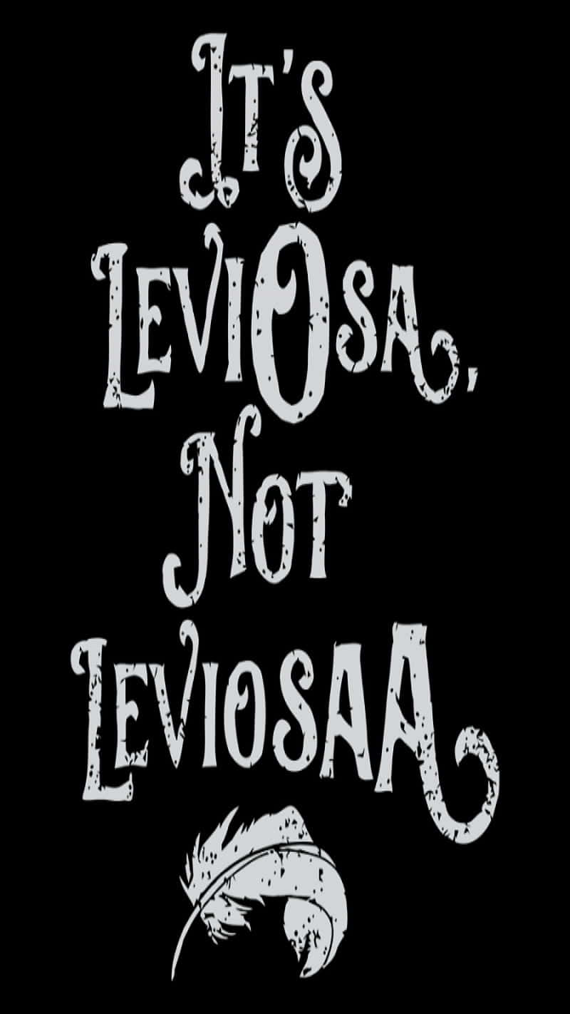 Magic Spells 桌布 壁紙 — 大膽的白色破舊字體在純黑背景上拼出「It's LeviOSA, Not LEVIOSAA」，下方有一根羽毛。