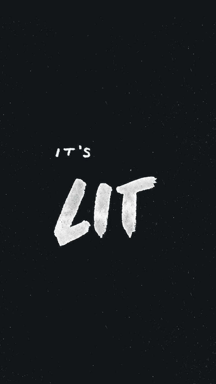 美學 桌布 壁紙 — 大膽的白色筆觸文字「IT'S LIT」在斑點黑色背景上脫穎而出。
