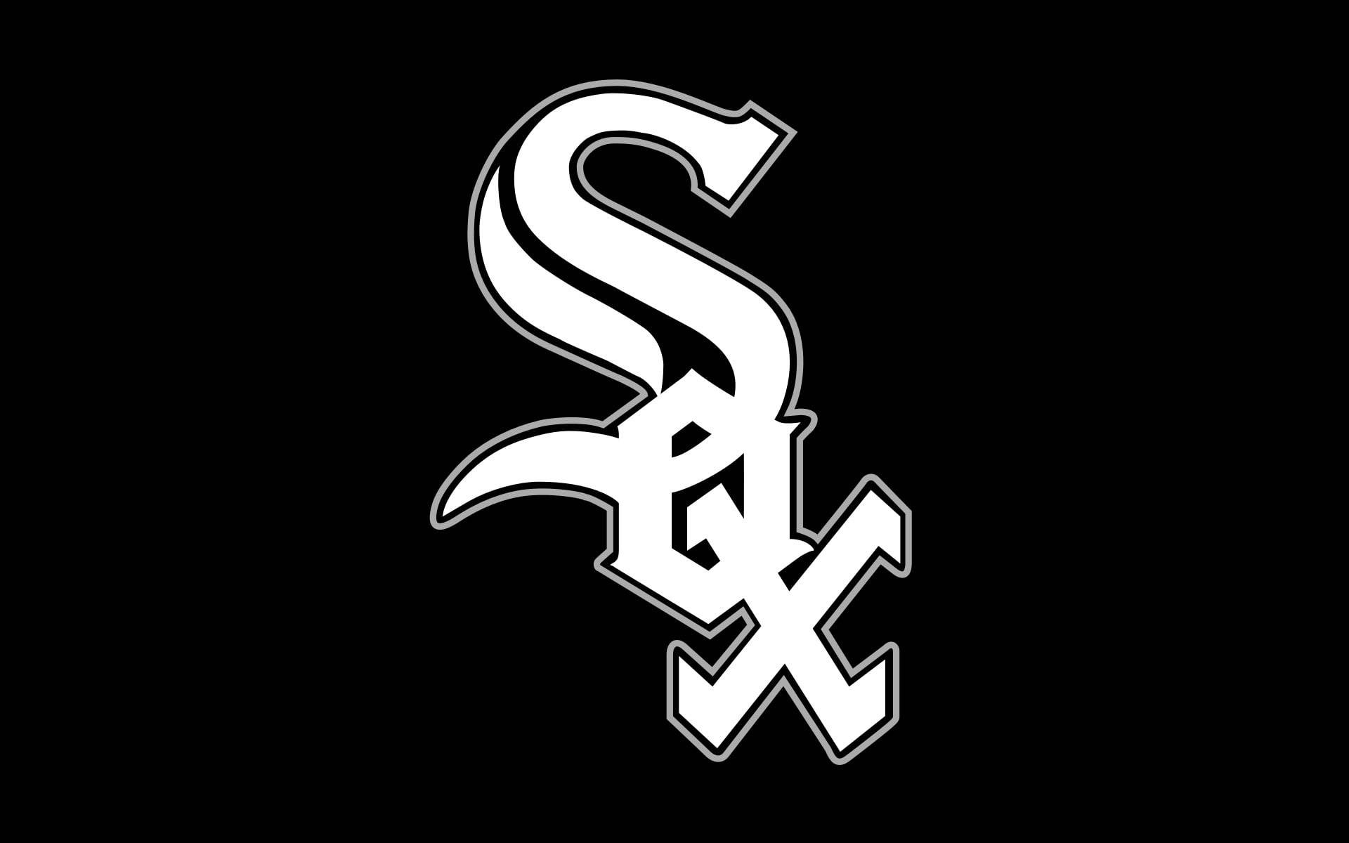 Chicago White Sox 桌布 壁紙 — 大膽的白色芝加哥白襪隊標誌，帶有黑色輪廓，居中於純黑色背景上。