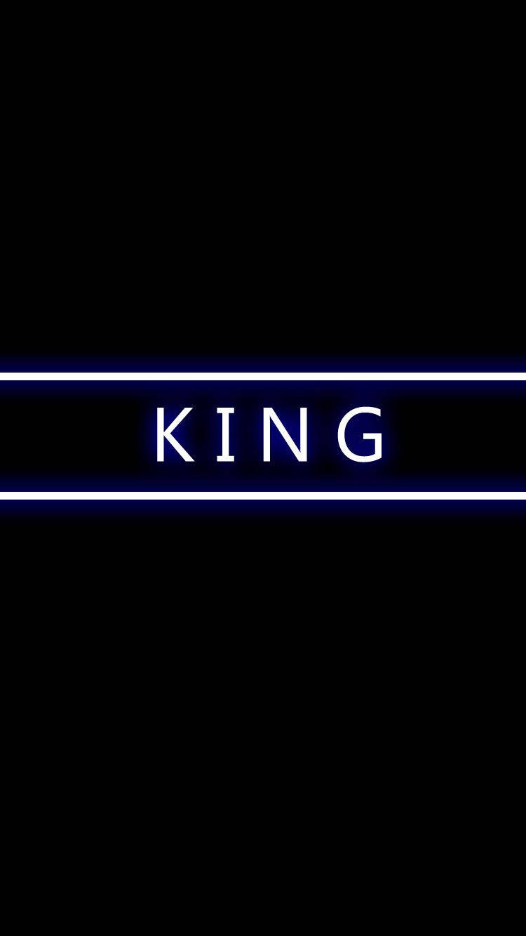 king iPhone 桌布 壁紙 — 大膽的白色霓虹燈文字拼出KING，由發光的藍色線條框住，背景為純黑色。