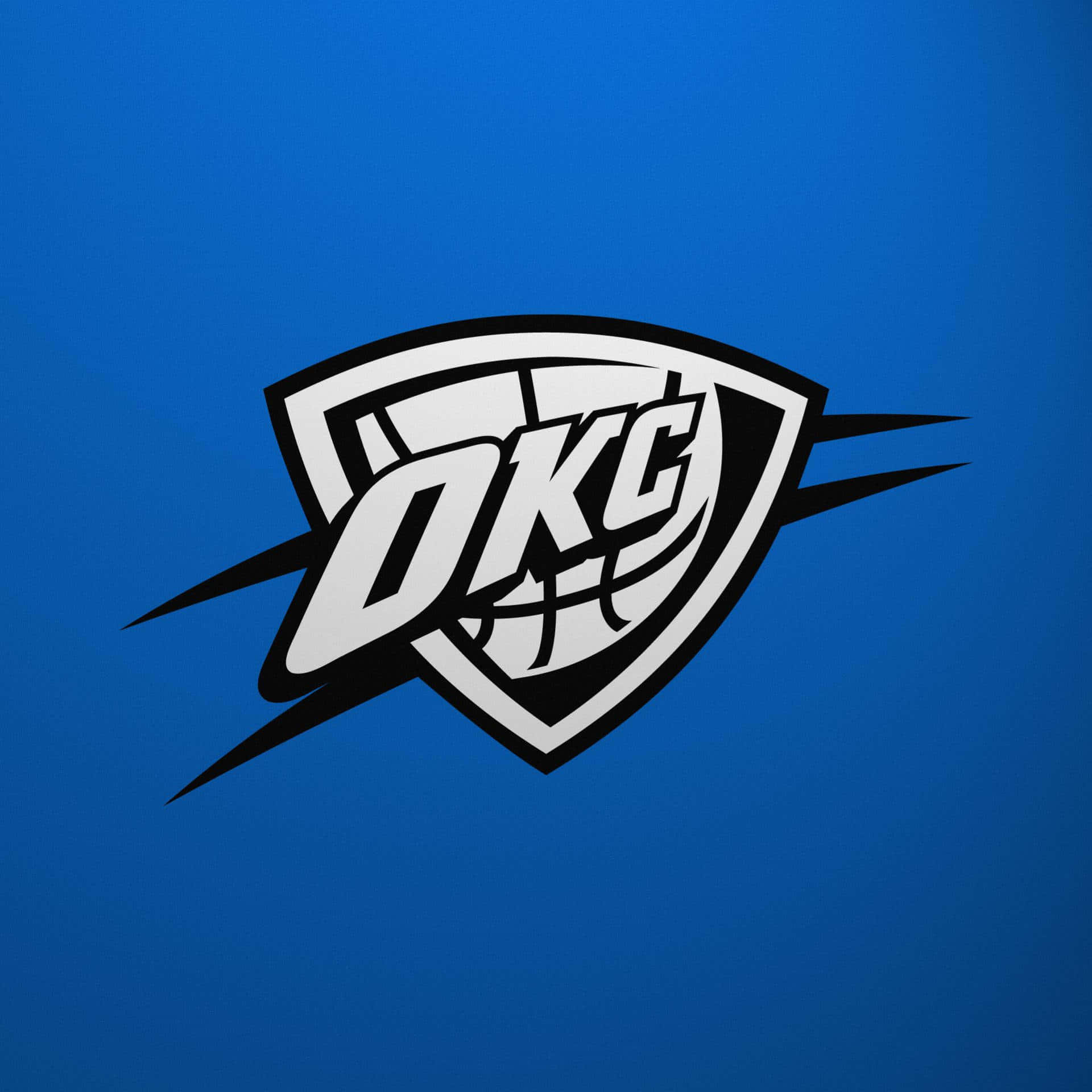 籃球 桌布 壁紙 — 大膽的白黑OKC籃球標誌，在純藍色背景上帶有動態黑色條紋。